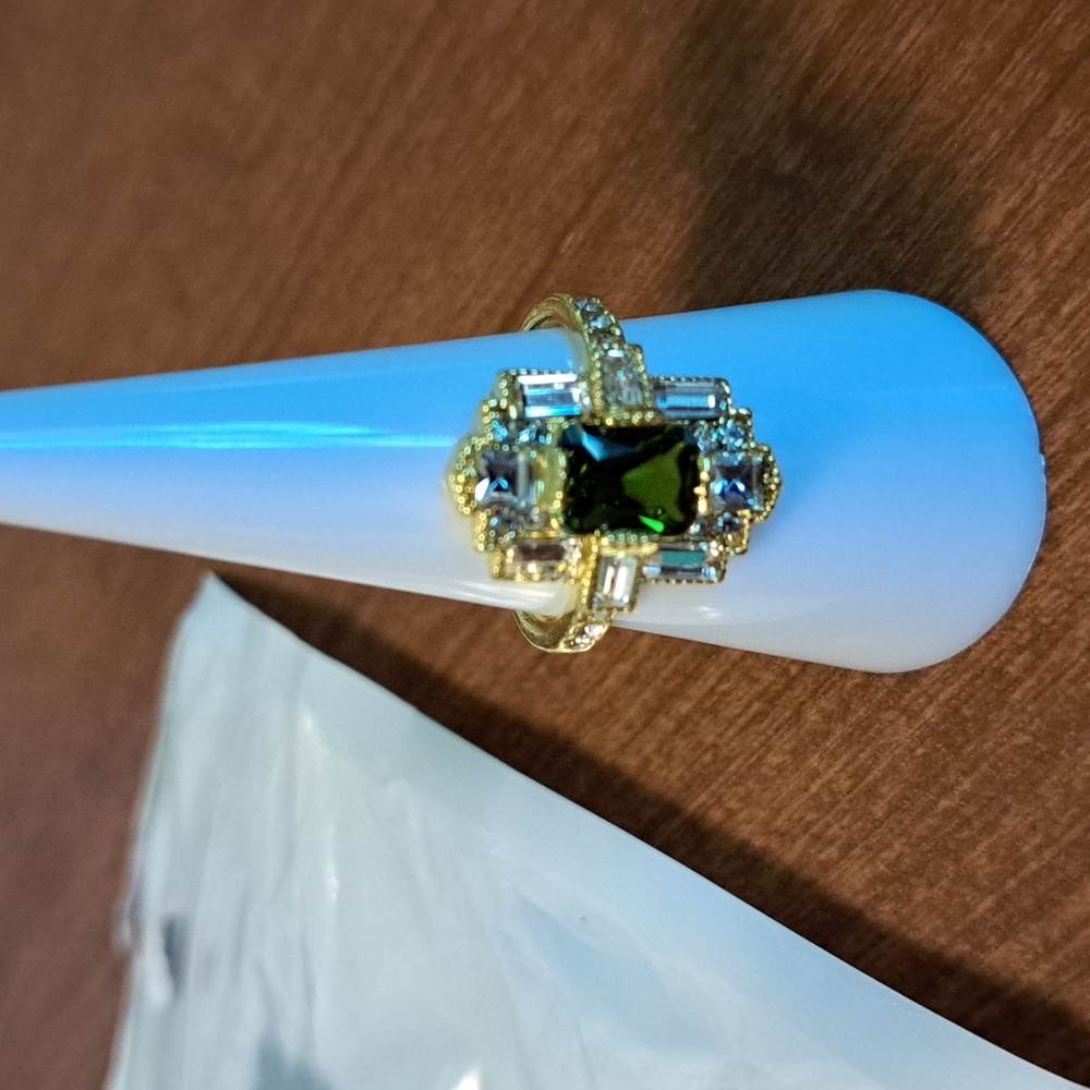 Exquisite ring inlaid emerald zirconia 7